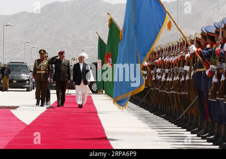 (190427) -- AFGHANISTAN, 27 aprile 2019 -- il presidente afghano Mohammad Ashraf Ghani (R) arriva per l'inaugurazione del nuovo parlamento del paese a Kabul, capitale dell'Afghanistan, 26 aprile 2019. Mohammad Ashraf Ghani ha formalmente inaugurato il nuovo parlamento venerdì. È stato il terzo parlamento afghano dal crollo del regime talebano alla fine del 2001 e il diciassettesimo parlamento nella storia del paese. AFGHANISTAN-KABUL-INAUGURAZIONE-NUOVO PARLAMENTO XinhuaxKabul PUBLICATIONxNOTxINxCHN Foto Stock