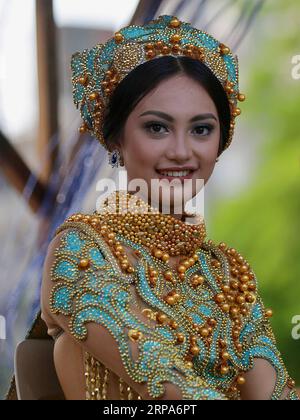 (190427) -- MANILA, 27 aprile 2019 -- Una donna durante l'annuale Aliwan Fiesta lungo il Roxas Boulevard a Manila, nelle Filippine, 27 aprile 2019. L'Aliwan Fiesta è la competizione annuale di danza estiva nelle Filippine, che mette in mostra artisti folk ed etnici provenienti da tutto il paese. FILIPPINE-MANILA-ALIWAN FIESTA ROUELLExUMALI PUBLICATIONxNOTxINxCHN Foto Stock