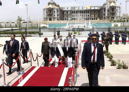 (190427) -- AFGHANISTAN, 27 aprile 2019 (Xinhua) -- il presidente afghano Mohammad Ashraf Ghani (R) arriva per l'inaugurazione del nuovo parlamento del paese a Kabul, capitale dell'Afghanistan, il 26 aprile 2019. Mohammad Ashraf Ghani ha formalmente inaugurato il nuovo parlamento venerdì. È stato il terzo parlamento afghano dal crollo del regime talebano alla fine del 2001 e il diciassettesimo parlamento nella storia del paese. (Xinhua) AFGHANISTAN-KABUL-INAUGURAZIONE-NUOVO PARLAMENTO PUBLICATIONxNOTxINxCHN Foto Stock