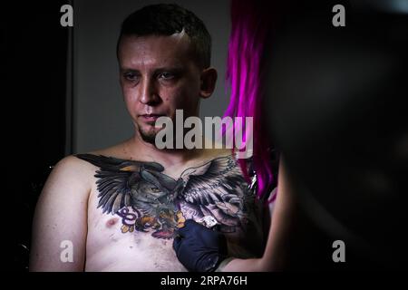 (190427) -- VARSAVIA, 27 aprile 2019 -- Un uomo è visto tatuarsi durante la quarta edizione dei Varsavia Tattoo Days a Varsavia, in Polonia, il 27 aprile 2019. ) POLONIA-VARSAVIA-TATUAGGIO JaapxArriens PUBLICATIONxNOTxINxCHN Foto Stock