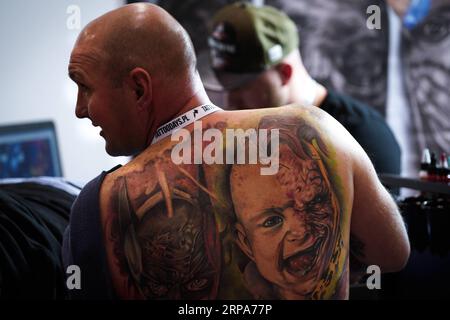 (190427) -- VARSAVIA, 27 aprile 2019 -- Un uomo mostra un tatuaggio sulla schiena alla quarta edizione dei Varsavia Tattoo Days a Varsavia, in Polonia, il 27 aprile 2019. ) POLONIA-VARSAVIA-TATUAGGIO JaapxArriens PUBLICATIONxNOTxINxCHN Foto Stock