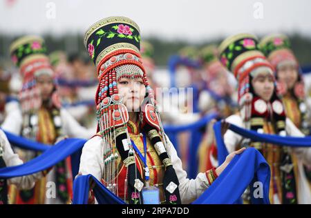 (190428) -- PECHINO, 28 aprile 2019 (Xinhua) -- persone vestite con costumi tradizionali si esibiscono alla Fiera di Gengis Khan Chagan Suluk Nadam a Ejin Horo Banner della città di Ordos, nella regione autonoma della Mongolia interna della Cina settentrionale, 24 aprile 2019. (Xinhua/Peng Yuan) Portraits of April 2019 PUBLICATIONxNOTxINxCHN Foto Stock