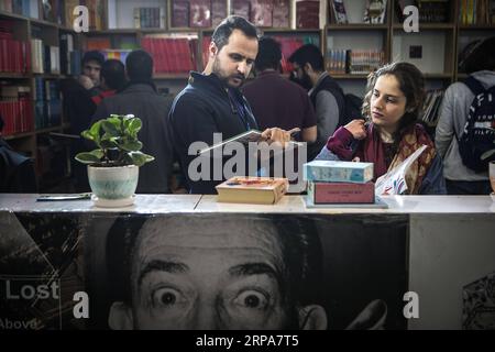 (190428) -- TEHERAN, 28 aprile 2019 -- la gente legge libri alla 32a fiera internazionale del libro di Teheran, Iran, 27 aprile 2019. Durante la fiera del libro di 11 giorni, che termina il 4 maggio, circa 2.400 editori iraniani mostrano 300.000 titoli di libri, mentre circa 800 editori stranieri mostrano 137.000 le loro ultime pubblicazioni. ) IRAN-TEHERAN-FIERA INTERNAZIONALE DEL LIBRO AhmadxHalabisaz PUBLICATIONxNOTxINxCHN Foto Stock