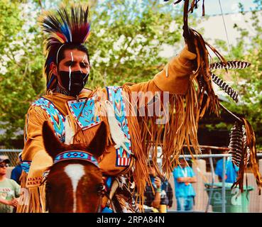 (190428) -- ALBUQUERQUE (Stati Uniti), 28 aprile 2019 -- Un partecipante è visto all'annuale Gathering of Nations Powwow and Miss Indian World Pageant ad Albuquerque, nuovo Messico, Stati Uniti, il 27 aprile 2019. Il Powwow, o Pow Wow, è un raduno sociale tenuto da molte diverse comunità di nativi americani. Il 36° Gathering of Nations Powwow and Miss Indian World Pageant si è tenuto dal 25 al 27 aprile, a cui hanno partecipato 750 tribù indigene provenienti dal Canada, dagli Stati Uniti e da tutto il mondo con oltre 3.000 ballerini e cantanti. ) U.S.-NEW MEXICO-ALBUQUERQUE-POWWOW RichardxLakin PUBLICATIONxNOTxINxC Foto Stock