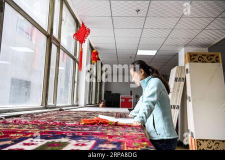 (190429) -- URUMQI, 29 aprile 2019 (Xinhua) -- l'attrice He Nina recensisce il libretto nel backstage di un teatro a Urumqi, capitale della regione autonoma di Xinjiang Uygur della Cina nord-occidentale, 25 aprile 2019. Nata in una famiglia dedicata all'opera di Qinqiang, un'opera popolare cinese nel nord-ovest della Cina, l'attrice di 33 anni He Nina ha interpretato il ruolo di una giovane donna nell'opera in una compagnia d'opera di Qinqiang a Urumqi dal 2005. Oltre ai teatri, lui Nina e i suoi colleghi hanno eseguito l'opera in comunità e scuole per promuovere la cultura lirica tradizionale cinese. L'esecuzione di opere classiche dell'opera di Qinqiang dovrebbe essere Foto Stock