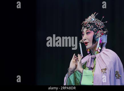 (190429) -- URUMQI, 29 aprile 2019 (Xinhua) -- l'attrice He Nina prova sul palco a Urumqi, capitale della regione autonoma di Xinjiang Uygur della Cina nordoccidentale, 24 aprile 2019. Nata in una famiglia dedicata all'opera di Qinqiang, un'opera popolare cinese nel nord-ovest della Cina, l'attrice di 33 anni He Nina ha interpretato il ruolo di una giovane donna nell'opera in una compagnia d'opera di Qinqiang a Urumqi dal 2005. Oltre ai teatri, lui Nina e i suoi colleghi hanno eseguito l'opera in comunità e scuole per promuovere la cultura lirica tradizionale cinese. L'esecuzione di opere classiche dell'opera di Qinqiang dovrebbe essere adattata ai tempi moderni Foto Stock