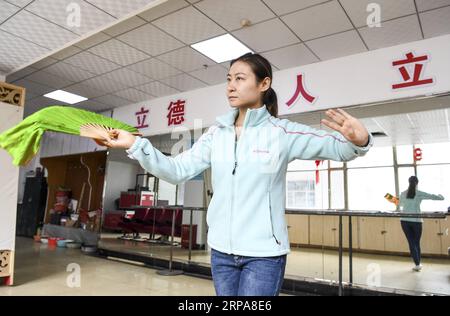 (190429) -- URUMQI, 29 aprile 2019 (Xinhua) -- l'attrice He Nina prova a Urumqi, capitale della regione autonoma di Xinjiang Uygur della Cina nordoccidentale, 25 aprile 2019. Nata in una famiglia dedicata all'opera di Qinqiang, un'opera popolare cinese nel nord-ovest della Cina, l'attrice di 33 anni He Nina ha interpretato il ruolo di una giovane donna nell'opera in una compagnia d'opera di Qinqiang a Urumqi dal 2005. Oltre ai teatri, lui Nina e i suoi colleghi hanno eseguito l'opera in comunità e scuole per promuovere la cultura lirica tradizionale cinese. Eseguire opere classiche dell'opera di Qinqiang dovrebbe essere adattato ai tempi moderni come un modo per farlo Foto Stock