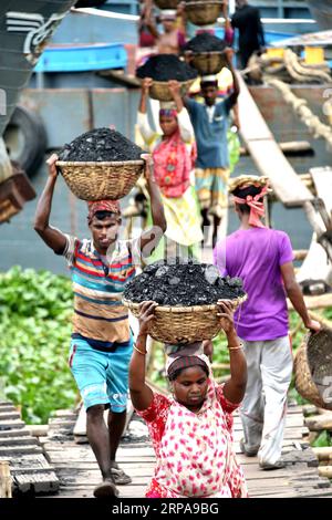 (190430) -- DACCA, 30 aprile 2019 -- i lavoratori trasportano carbone scaricato da una nave presso una riva del fiume a Dacca, Bangladesh, 30 aprile 2019. ) BANGLADESH-DHAKA-WORKERS Stringer PUBLICATIONxNOTxINxCHN Foto Stock