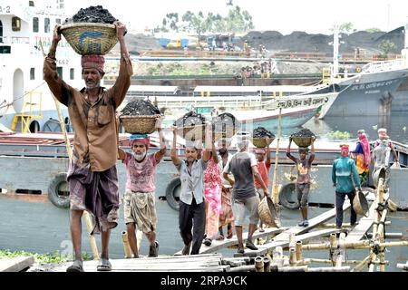 (190430) -- DACCA, 30 aprile 2019 -- i lavoratori trasportano carbone scaricato da una nave presso una riva del fiume a Dacca, Bangladesh, 30 aprile 2019. ) BANGLADESH-DHAKA-WORKERS Stringer PUBLICATIONxNOTxINxCHN Foto Stock