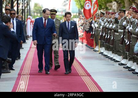(190430) -- TUNISI, 30 aprile 2019 -- il primo ministro tunisino Youssef Chahed (L, centro) dà il benvenuto al primo ministro italiano Giuseppe Conte a Tunisi, Tunisia, il 30 aprile 2019. Giuseppe Conte ha partecipato alla prima sessione del Consiglio superiore tunisino-italiano di partenariato strategico a Tunisi . ) TUNISIA-TUNISI-ITALIA-PM-VISITA AdelexEzzine PUBLICATIONxNOTxINxCHN Foto Stock
