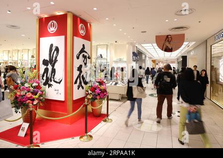 (190501) -- TOKYO, 1 maggio 2019 (Xinhua) -- People Walk Before Calligraphy Reiwa in Ginza of Tokyo, Giappone, 1 maggio 2019. Con la fine della lunga era Heisei, il Giappone ha iniziato la sua nuova era Reiwa il 1 maggio. Un certo numero di individui, città, città e prefetture celebrati in modi diversi in tutto il Giappone per inaugurare la nuova era Reiwa. (Xinhua/Du Xiaoyi) JAPAN-TOKYO-REIWA ERA PUBLICATIONxNOTxINxCHN Foto Stock