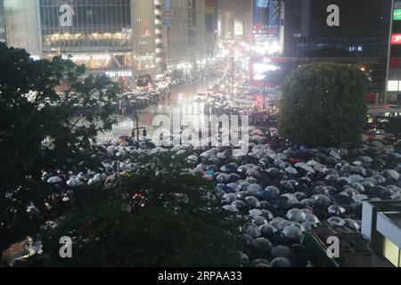 (190501) -- TOKYO, 1 maggio 2019 (Xinhua) -- la gente tiene ombrelli in attesa dell'imminente era Reiwa all'attraversamento di Shibuya a Tokyo, Giappone, 30 aprile 2019. Con la fine della lunga era Heisei, il Giappone ha iniziato la sua nuova era Reiwa il 1 maggio. Un certo numero di individui, città, città e prefetture celebrati in modi diversi in tutto il Giappone per inaugurare la nuova era Reiwa. (Xinhua/Du Xiaoyi) JAPAN-TOKYO-REIWA ERA PUBLICATIONxNOTxINxCHN Foto Stock