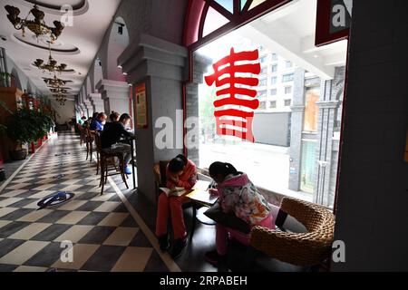 (190502) -- ZUNYI, 2 maggio 2019 (Xinhua) -- i lettori sono visti alla libreria Xinhua a Zunyi, nella provincia di Guizhou, nel sud-ovest della Cina, 1 maggio 2019. Molte persone in Cina scelgono di leggere durante la festa nazionale del Labor Day. (Xinhua/Luo Xinghan) CHINA-LABOUR DAY-HOLIDAY-READING (CN) PUBLICATIONxNOTxINxCHN Foto Stock