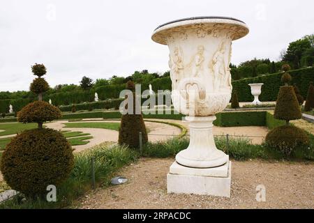 (190503) -- PARIGI, 3 maggio 2019 (Xinhua) -- alberi ben rifiniti sono visibili nel giardino del castello di Versailles, nei sobborghi di Parigi, in Francia, 25 aprile 2019. (Xinhua/Gao Jing) FRANCIA-PARIGI-CHATEAU DE VERSAILLES-GARDEN PUBLICATIONxNOTxINxCHN Foto Stock