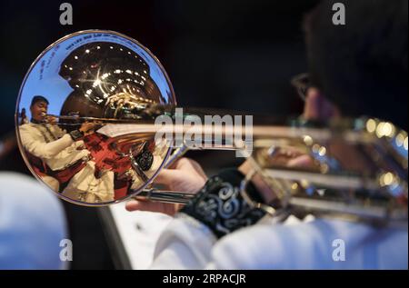 (190504) -- PECHINO, 4 maggio 2019 (Xinhua) -- i membri di un'orchestra di fiati partecipano a una prova generale in vista di un evento del Shanghai Spring International Music Festival 2019 nella Shanghai orientale della Cina, 3 maggio 2019. (Xinhua/Ding Ting) XINHUA FOTO DEL GIORNO PUBLICATIONxNOTxINxCHN Foto Stock