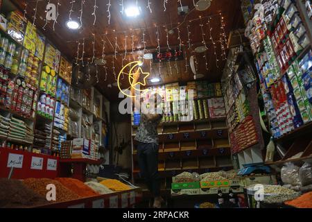 (190504) -- PECHINO, 4 maggio 2019 -- Un venditore palestinese vende date e spezie nel suo negozio in un mercato a capo del mese sacro islamico del Ramadan nella città di Gaza, 3 maggio 2019. Stringer) XINHUA FOTO DEL GIORNO ZhaoxYue PUBLICATIONxNOTxINxCHN Foto Stock