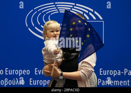 (190504) -- BRUXELLES, 4 maggio 2019 -- le persone visitano il Parlamento europeo in occasione della giornata aperta delle istituzioni europee a Bruxelles, in Belgio, 4 maggio 2019. La giornata aperta è un'occasione unica per il pubblico per scoprire come funzionano le istituzioni europee. I visitatori hanno libero accesso agli edifici delle istituzioni e ad alcune speciali attività introduttive. ) BELGIO-BRUXELLES-UE-OPEN DAY ZhengxHuansong PUBLICATIONxNOTxINxCHN Foto Stock
