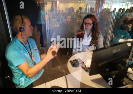 (190504) -- BRUXELLES, 4 maggio 2019 -- Un visitatore (R) apprende del lavoro di interpretazione svolto al Parlamento europeo durante la giornata aperta delle istituzioni europee a Bruxelles, in Belgio, il 4 maggio 2019. La giornata aperta è un'occasione unica per il pubblico per scoprire come funzionano le istituzioni europee. I visitatori hanno libero accesso agli edifici delle istituzioni e ad alcune speciali attività introduttive. ) BELGIO-BRUXELLES-UE-OPEN DAY ZhengxHuansong PUBLICATIONxNOTxINxCHN Foto Stock