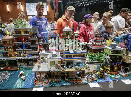 (190504) --RICHMOND (CANADA), 4 maggio 2019 -- People Look at LEGO Models durante la convention annuale BrickCan al River Rock Theater di Richmond, Canada, 4 maggio 2019. Come una delle più grandi convention LEGO del Canada, l'annuale BrickCan si tiene qui dal 4 al 5 maggio, in cui vengono presentati centinaia di modelli costruiti dai fan LEGO di tutto il mondo. CANADA-RICHMOND-BRICKCAN CONVENTION LiangxSen PUBLICATIONxNOTxINxCHN Foto Stock