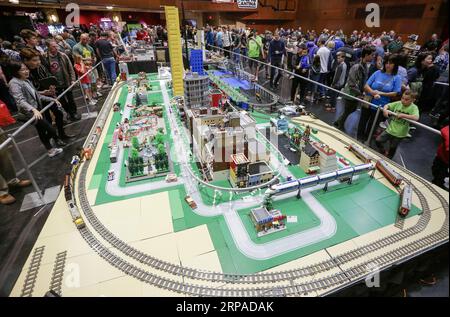 (190504) --RICHMOND (CANADA), 4 maggio 2019 -- People Look at LEGO Models durante la convention annuale BrickCan al River Rock Theater di Richmond, Canada, 4 maggio 2019. Come una delle più grandi convention LEGO del Canada, l'annuale BrickCan si tiene qui dal 4 al 5 maggio, in cui vengono presentati centinaia di modelli costruiti dai fan LEGO di tutto il mondo. CANADA-RICHMOND-BRICKCAN CONVENTION LiangxSen PUBLICATIONxNOTxINxCHN Foto Stock