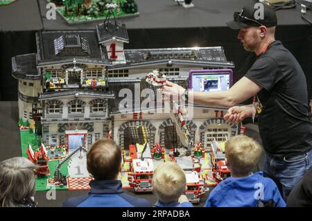 (190504) --RICHMOND (CANADA), 4 maggio 2019 -- Un costruttore LEGO mostra il suo modello di stazione dei pompieri durante la convention annuale BrickCan al River Rock Theater di Richmond, Canada, 4 maggio 2019. Come una delle più grandi convention LEGO del Canada, l'annuale BrickCan si tiene qui dal 4 al 5 maggio, in cui vengono presentati centinaia di modelli costruiti dai fan LEGO di tutto il mondo. CANADA-RICHMOND-BRICKCAN CONVENTION LiangxSen PUBLICATIONxNOTxINxCHN Foto Stock