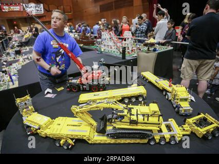 (190504) --RICHMOND (CANADA), 4 maggio 2019 -- Un costruttore LEGO presenta i suoi modelli di camion LEGO durante la convention annuale BrickCan al River Rock Theater di Richmond, Canada, 4 maggio 2019. Come una delle più grandi convention LEGO del Canada, l'annuale BrickCan si tiene qui dal 4 al 5 maggio, in cui vengono presentati centinaia di modelli costruiti dai fan LEGO di tutto il mondo. CANADA-RICHMOND-BRICKCAN CONVENTION LiangxSen PUBLICATIONxNOTxINxCHN Foto Stock