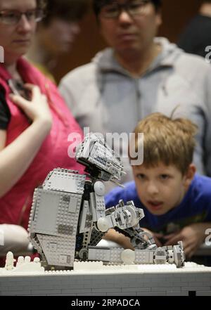 (190504) --RICHMOND (CANADA), 4 maggio 2019 -- Un bambino guarda un robot LEGO durante la convention annuale BrickCan al River Rock Theater di Richmond, Canada, 4 maggio 2019. Come una delle più grandi convention LEGO del Canada, l'annuale BrickCan si tiene qui dal 4 al 5 maggio, in cui vengono presentati centinaia di modelli costruiti dai fan LEGO di tutto il mondo. CANADA-RICHMOND-BRICKCAN CONVENTION LiangxSen PUBLICATIONxNOTxINxCHN Foto Stock