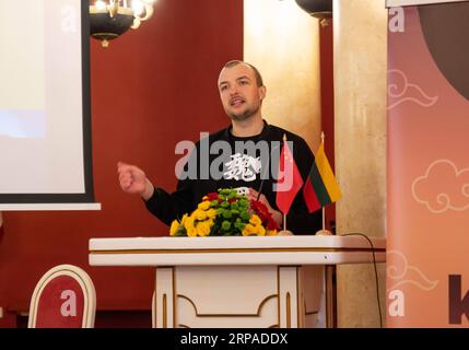 (190505) -- VILNIUS, 5 maggio 2019 -- Un concorrente tiene un discorso durante il Chinese Proficiency Competition Chinese Bridge a Vilnius, capitale della Lituania, 4 maggio 2019. Il Chinese Proficiency Competition Chinese Bridge per studenti di scuola e college si è tenuto a Vilnius sabato. I primi due concorrenti rappresenteranno in seguito la Lituania alle finali per gli studenti delle scuole secondarie straniere in Cina. La serie di concorso Chinese Bridge comprende quelli per gli studenti delle scuole secondarie straniere e gli studenti universitari stranieri. Lanciato dalla sede centrale del Confucio Institute in Cina nel 2002 con l'obiettivo di incoraggiare Foto Stock