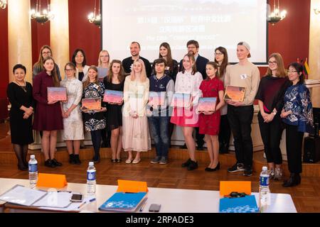 (190505) -- VILNIUS, 5 maggio 2019 -- i partecipanti posano per una foto di gruppo a Vilnius, capitale della Lituania, 4 maggio 2019. Il Chinese Proficiency Competition Chinese Bridge per studenti di scuola e college si è tenuto a Vilnius sabato. I primi due concorrenti rappresenteranno in seguito la Lituania alle finali per gli studenti delle scuole secondarie straniere in Cina. La serie di concorso Chinese Bridge comprende quelli per gli studenti delle scuole secondarie straniere e gli studenti universitari stranieri. Lanciato dalla sede centrale del Confucio Institute in Cina nel 2002 con l'obiettivo di incoraggiare gli studenti stranieri a imparare il cinese, il concorso Foto Stock