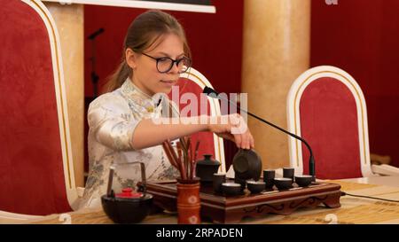(190505) -- VILNIUS, 5 maggio 2019 -- Un concorrente esegue la tea art durante il Chinese Proficiency Competition Chinese Bridge a Vilnius, capitale della Lituania, 4 maggio 2019. Il Chinese Proficiency Competition Chinese Bridge per studenti di scuola e college si è tenuto a Vilnius sabato. I primi due concorrenti rappresenteranno in seguito la Lituania alle finali per gli studenti delle scuole secondarie straniere in Cina. La serie di concorso Chinese Bridge comprende quelli per gli studenti delle scuole secondarie straniere e gli studenti universitari stranieri. Lanciato dalla sede centrale del Confucio Institute in Cina nel 2002 con l'obiettivo di incoraggiare Foto Stock