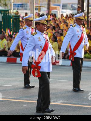 (190505) -- BANGKOK, 5 maggio 2019 (Xinhua) -- il primo ministro thailandese Prayut Chan-o-cha(C) partecipa all'incoronazione reale a Bangkok, Thailandia, 5 maggio 2019. La domenica, il re thailandese Maha Vajiralongkorn ha fatto una grandiosa e magnifica processione per rendere omaggio agli ex re su un percorso fiancheggiato da migliaia di persone con camicia gialla negli antichi quartieri di Bangkok, nell'ambito delle cerimonie di incoronazione di tre giorni. (Xinhua/Zhang Keren) THAI-BANGKOK-MONARCA-PROCESSIONE PUBLICATIONxNOTxINxCHN Foto Stock