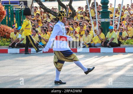 (190505) -- BANGKOK, 5 maggio 2019 (Xinhua) -- i membri della Guardia reale partecipano all'incoronazione reale a Bangkok, Thailandia, 5 maggio 2019. La domenica, il re thailandese Maha Vajiralongkorn ha fatto una grandiosa e magnifica processione per rendere omaggio agli ex re su un percorso fiancheggiato da migliaia di persone con camicia gialla negli antichi quartieri di Bangkok, nell'ambito delle cerimonie di incoronazione di tre giorni. (Xinhua/Zhang Keren) THAI-BANGKOK-MONARCA-PROCESSIONE PUBLICATIONxNOTxINxCHN Foto Stock