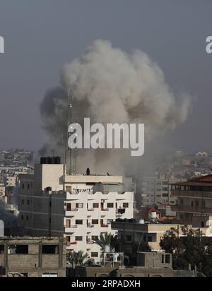 (190505) -- GAZA, 5 maggio 2019 -- il fumo si alza a seguito di un attacco aereo israeliano sulla striscia di Gaza meridionale della città di Rafah il 5 maggio 2019. Almeno 12 palestinesi sono stati uccisi durante gli attacchi aerei israeliani sulla Striscia di Gaza da sabato sera. ) MIDEAST-GAZA-ATTACCHI AEREI KhaledxOmar PUBLICATIONxNOTxINxCHN Foto Stock