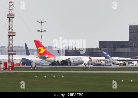 (190506) -- MOSCA, 6 maggio 2019 -- la fusoliera bruciata di un aereo passeggeri Aeroflot SSJ-100 è visibile sull'asfalto dell'aeroporto internazionale Sheremetyevo di Mosca, in Russia, il 6 maggio 2019. Il Comitato investigativo russo ha confermato lunedì che 41 persone sono state uccise dopo che un aereo passeggeri SSJ-100 in rotta verso la città russa nordoccidentale di Murmansk ha preso fuoco prima di un atterraggio di emergenza domenica all'aeroporto internazionale Sheremetyevo di Mosca. ) RUSSIA-MOSCA-FUOCO AEREO MaximxChernavsky PUBLICATIONxNOTxINxCHN Foto Stock