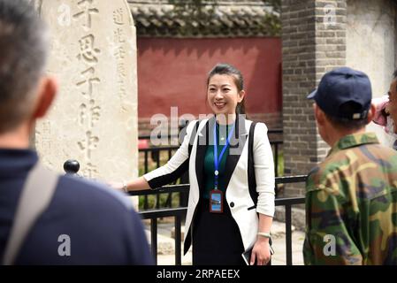 (190506) -- ZOUCHENG, 6 maggio 2019 (Xinhua) -- Meng Xing, discendente di 72a generazione dell'antico filosofo cinese Mencio, guida i visitatori al Tempio di Mencio nella città di Zoucheng, nella provincia dello Shandong della Cina orientale, 5 maggio 2019. Vivendo in una comunità vicino al Tempio di Mencio, Meng Xing, di 37 anni, è responsabile della manutenzione del Tempio di Mencio, della Mansione di Mencio e del Cimitero di Mencio. (Xinhua/Wang Kai) CHINA-SHANDONG-ZOUCHENG-MENCIUS-DESCENDANT (CN) PUBLICATIONxNOTxINxCHN Foto Stock