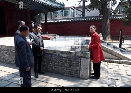 (190506) -- ZOUCHENG, 6 maggio 2019 (Xinhua) -- Meng Xing (R), discendente di 72a generazione dell'antico filosofo cinese Mencio, controlla una reliquia culturale al Tempio di Mencio nella città di Zoucheng, nella provincia dello Shandong della Cina orientale, 3 aprile 2019. Vivendo in una comunità vicino al Tempio di Mencio, Meng Xing, di 37 anni, è responsabile della manutenzione del Tempio di Mencio, della Mansione di Mencio e del Cimitero di Mencio. (Xinhua/Wang Kai) CHINA-SHANDONG-ZOUCHENG-MENCIUS-DESCENDANT (CN) PUBLICATIONxNOTxINxCHN Foto Stock