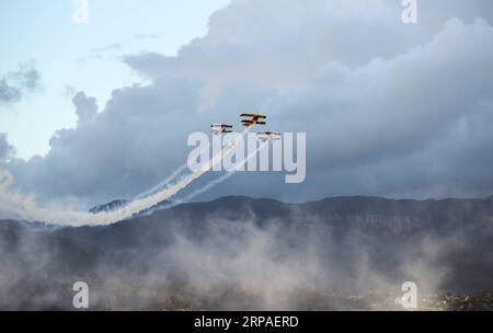 (190507) -- SYDNEY, 7 maggio 2019 -- gli aerei si esibiscono durante il Wings Over Illawarra Airshow all'aeroporto di Illawarra, a circa 100 km a sud di Sydney, in Australia, il 5 maggio 2019. Piloti acrobatici che sfidano la morte, tecnologia aeronautica all'avanguardia e una serie di classici caccia della seconda guerra mondiale sono solo alcune delle cose in mostra in uno dei più grandi spettacoli aerei dell'Australia. PER ANDARE CON caratteristiche: Acrobazie, jet militari, uccelli da guerra classici vanno in mostra all'Aussie AIRSHOW ) AUSTRALIA-SYDNEY-AIRSHOW BaixXuefei PUBLICATIONxNOTxINxCHN Foto Stock