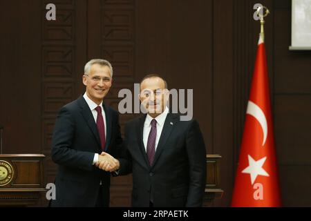 News Themen der Woche KW19 (190507) -- ANKARA, 7 maggio 2019 -- il segretario generale della NATO Jens Stoltenberg (L) e il ministro degli Esteri turco Mevlut Cavusoglu partecipano a una conferenza stampa ad Ankara, in Turchia, il 6 maggio 2019. Il Segretario generale della NATO Jens Stoltenberg ha detto lunedì di essere preoccupato per i piani della Turchia di dispiegare il sistema di difesa missilistica russo S-400 nonostante l'obiezione degli Stati Uniti. ) TURCHIA-ANKARA-NATO-CONFERENZA STAMPA MustafaxKaya PUBLICATIONxNOTxINxCHN Foto Stock