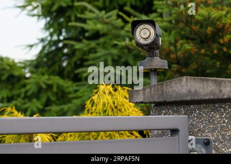 Videosorveglianza IP installata sulla recinzione. Primo piano. Foto Stock