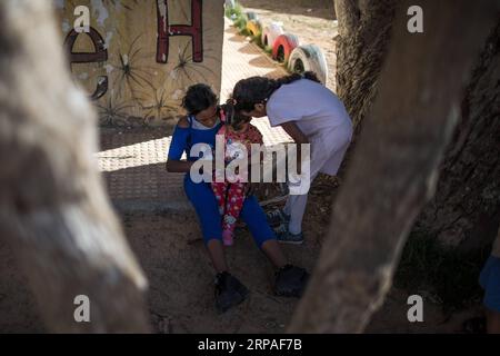 (190507) -- TRIPOLI, 7 maggio 2019 -- i bambini sfollati sono visti in una scuola dove centinaia di famiglie cercano rifugio dopo essere fuggite dalle loro case a Tripoli, Libia, il 7 maggio 2019. Secondo l'Organizzazione Mondiale della Sanità (OMS) lunedì, un totale di 432 persone sono state uccise, altri 2.069 feriti e 50.000 sfollati nei combattimenti tra il governo libico sostenuto dalle Nazioni Unite e l'esercito con base ad est nella capitale Tripoli e nei dintorni. ) LIBIA-TRIPOLI-CONFLITTO-SFOLLATI BAMBINI AmruxSalahuddien PUBLICATIONxNOTxINxCHN Foto Stock