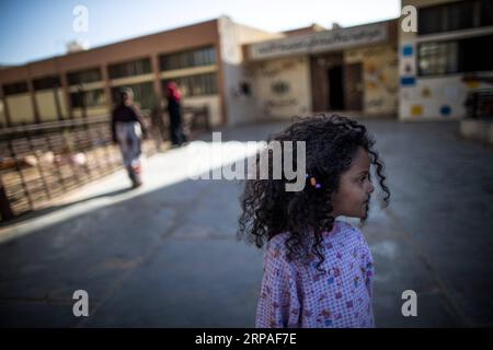 (190507) -- TRIPOLI, 7 maggio 2019 -- Una ragazza sfollata è vista in una scuola dove centinaia di famiglie cercano rifugio dopo essere fuggite dalle loro case a Tripoli, Libia, il 7 maggio 2019. Secondo l'Organizzazione Mondiale della Sanità (OMS) lunedì, un totale di 432 persone sono state uccise, altri 2.069 feriti e 50.000 sfollati nei combattimenti tra il governo libico sostenuto dalle Nazioni Unite e l'esercito con base ad est nella capitale Tripoli e nei dintorni. ) LIBIA-TRIPOLI-CONFLITTO-SFOLLATI BAMBINI AmruxSalahuddien PUBLICATIONxNOTxINxCHN Foto Stock