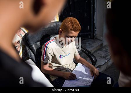 (190507) -- TRIPOLI, 7 maggio 2019 -- Un ragazzo sfollato è visto in una scuola dove centinaia di famiglie cercano rifugio dopo essere fuggite dalle loro case a Tripoli, Libia, il 7 maggio 2019. Secondo l'Organizzazione Mondiale della Sanità (OMS) lunedì, un totale di 432 persone sono state uccise, altri 2.069 feriti e 50.000 sfollati nei combattimenti tra il governo libico sostenuto dalle Nazioni Unite e l'esercito con base ad est nella capitale Tripoli e nei dintorni. ) LIBIA-TRIPOLI-CONFLITTO-SFOLLATI BAMBINI AmruxSalahuddien PUBLICATIONxNOTxINxCHN Foto Stock