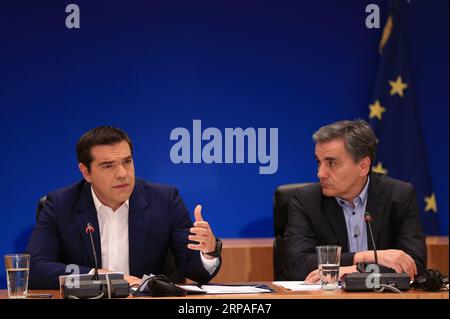(190507) -- ATENE, 7 maggio 2019 -- il primo ministro greco Alexis Tsipras (L) e il ministro delle finanze Euclid Tsakalotos partecipano a una conferenza stampa ad Atene, Grecia, il 7 maggio 2019. Martedì il governo greco ha annunciato un pacchetto di misure per alleggerire l'onere per i contribuenti nell'era post-salvataggio. ) GRECIA-ATENE-SALVATAGGIO-CONFERENZA STAMPA MariosxLolos PUBLICATIONxNOTxINxCHN Foto Stock