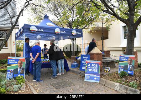 (190508) -- JOHANNESBURG, 8 maggio 2019 (Xinhua) -- il personale dell'Alleanza Democratica (da) lavora in un collegio elettorale al Crawford College di Johannesburg, in Sudafrica, l'8 maggio 2019. I sudafricani si affollano a circa 23.000 seggi elettorali in tutta la nazione mercoledì per votare le schede che determineranno quale partito governerà il paese nei prossimi cinque anni. (Xinhua/Chen Cheng) SUDAFRICA-JOHANNESBURG-ELEZIONE PUBLICATIONxNOTxINxCHN Foto Stock