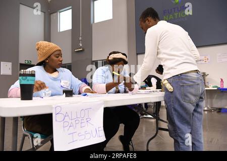 (190508) -- JOHANNESBURG, 8 maggio 2019 (Xinhua) -- un funzionario elettorale colora il dito degli elettori in una sede elettorale a Johannesburg, in Sudafrica, l'8 maggio 2019. I sudafricani si affollano a circa 23.000 seggi elettorali in tutta la nazione mercoledì per votare le schede che determineranno quale partito governerà il paese nei prossimi cinque anni. (Xinhua/Chen Cheng) SUDAFRICA-JOHANNESBURG-ELEZIONE PUBLICATIONxNOTxINxCHN Foto Stock