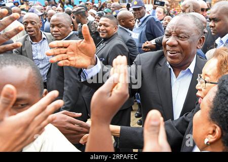 (190508) -- JOHANNESBURG, 8 maggio 2019 (Xinhua) -- il presidente sudafricano Cyril Ramaphosa (R) saluta gli elettori in una sede elettorale a Johannesburg, in Sudafrica, l'8 maggio 2019. I sudafricani si affollano a circa 23.000 seggi elettorali in tutta la nazione mercoledì per votare le schede che determineranno quale partito governerà il paese nei prossimi cinque anni. (Xinhua/Chen Cheng) SUDAFRICA-JOHANNESBURG-ELEZIONE-PRESIDENTE PUBLICATIONxNOTxINxCHN Foto Stock