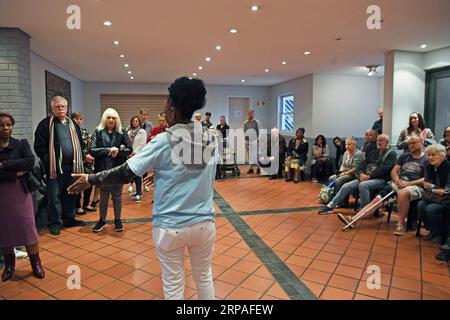 (190508) -- JOHANNESBURG, 8 maggio 2019 (Xinhua) -- un funzionario elettorale introduce il processo di voto in un collegio elettorale al Crawford College di Johannesburg, in Sudafrica, l'8 maggio 2019. (Xinhua/Chen Cheng) Xinhua titoli: I sudafricani sono in procinto di elezioni cruciali come partito al governo Eyes Victory PUBLICATIONxNOTxINxCHN Foto Stock