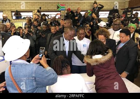 (190508) -- JOHANNESBURG, 8 maggio 2019 (Xinhua) -- il presidente sudafricano Cyril Ramaphosa (C) è stato visto in una sede elettorale a Johannesburg, in Sudafrica, l'8 maggio 2019. I sudafricani si affollano a circa 23.000 seggi elettorali in tutta la nazione mercoledì per votare le schede che determineranno quale partito governerà il paese nei prossimi cinque anni. (Xinhua/Chen Cheng) SUDAFRICA-JOHANNESBURG-ELEZIONE-PRESIDENTE PUBLICATIONxNOTxINxCHN Foto Stock