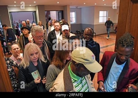 (190508) -- JOHANNESBURG, 8 maggio 2019 (Xinhua) -- gli elettori attendono il controllo d'identità in un'area elettorale del Crawford College di Johannesburg, in Sudafrica, l'8 maggio 2019. I sudafricani si affollano a circa 23.000 seggi elettorali in tutta la nazione mercoledì per votare le schede che determineranno quale partito governerà il paese nei prossimi cinque anni. (Xinhua/Chen Cheng) SUDAFRICA-JOHANNESBURG-ELEZIONE PUBLICATIONxNOTxINxCHN Foto Stock