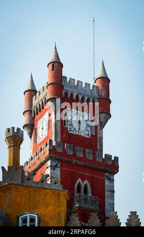 torre dell'orologio del Palácio da pena sopra il Palazzo Nazionale di pena (Palácio da pena) a Sao Pedro de Penaferrim, comune di Sintra in Portogallo. Foto Stock